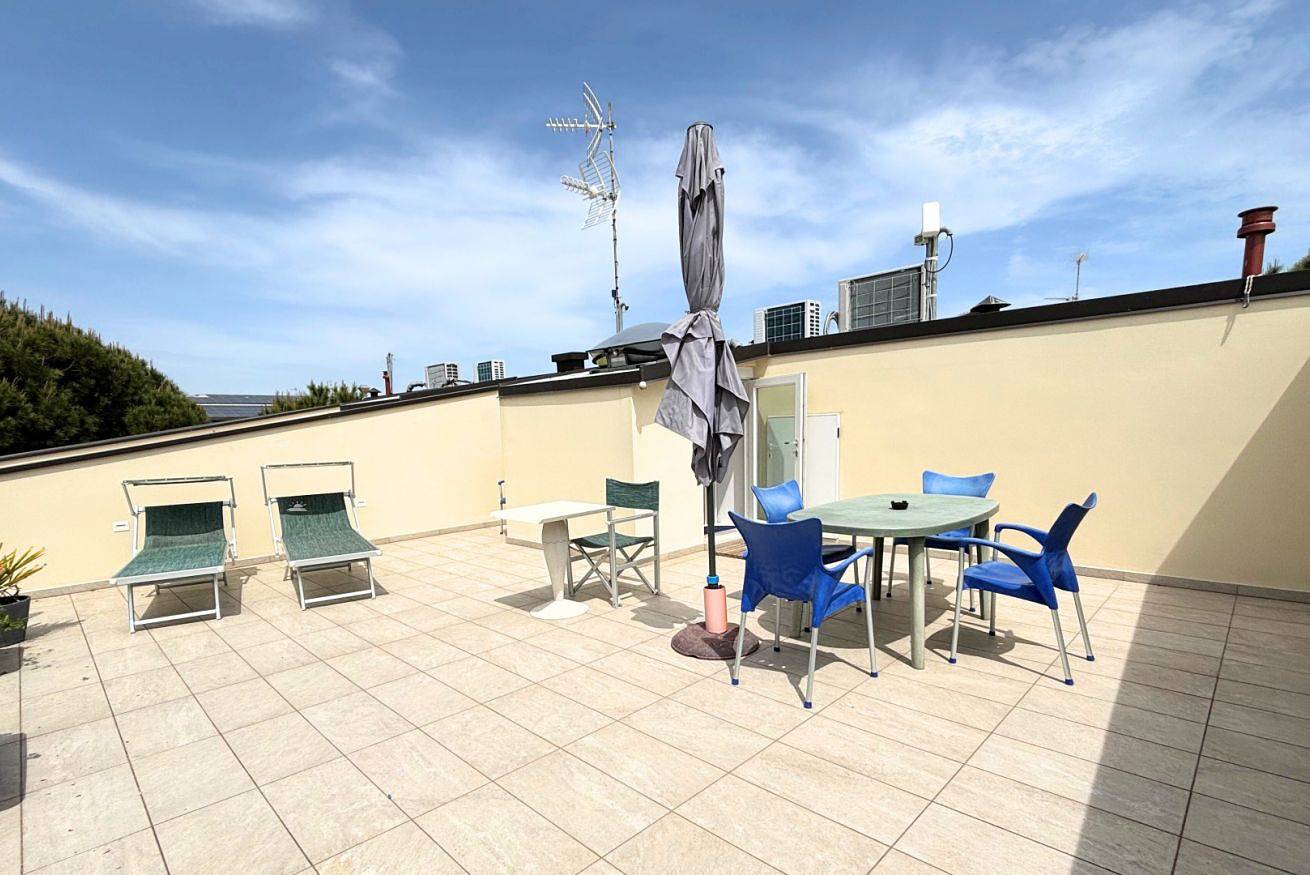 Ganze Wohnung, Cv013 - Cervia, wonderful penthouse with panoramic terrace in Pinarella, Ravenna Provinz