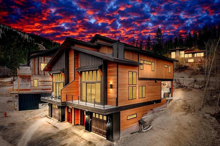 Chalet for 12 people, with hot tub and balcony in Glacier National Park