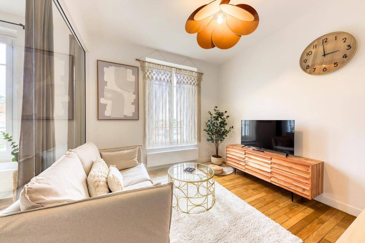 Appartement entier, L'Alma - Tout Équipé & Calme - 15min de Paris & La Défense in Garches, Hauts-de-Seine