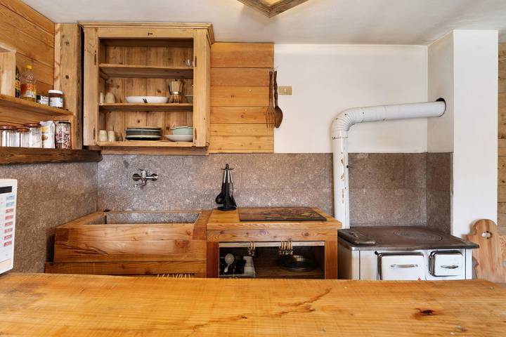 Chalet 'Baita Dal Bigolaro' with Mountain View, Private Garden and Balcony in Compet, Levico Terme