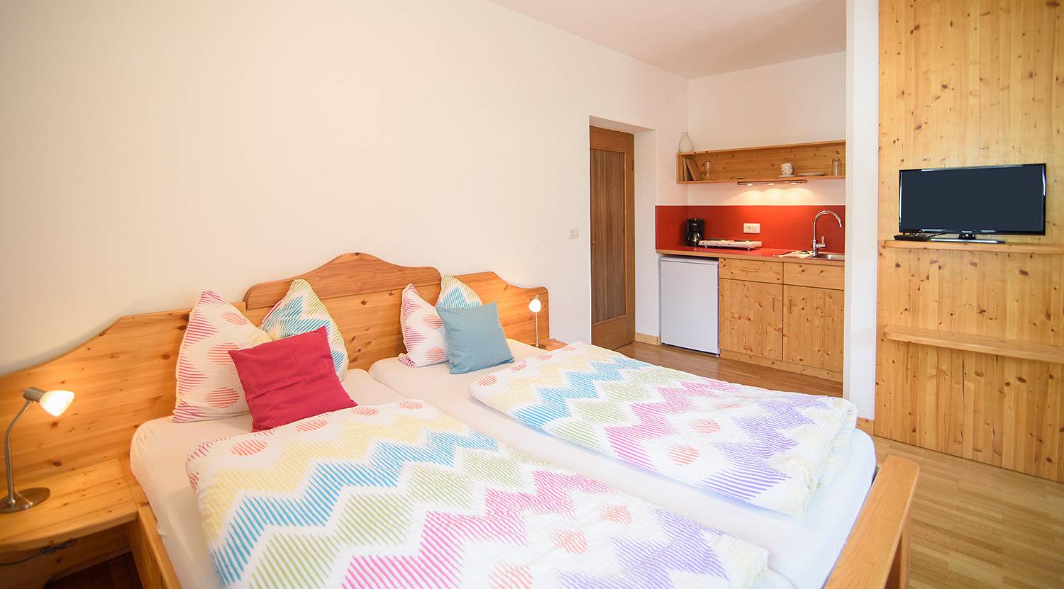 Hel studio-lejlighed, Studio Apartment 'Peter Paul  Penegal' with Mountain View and Shared Terrace in St. Pauls, Eppan an der Weinstraße