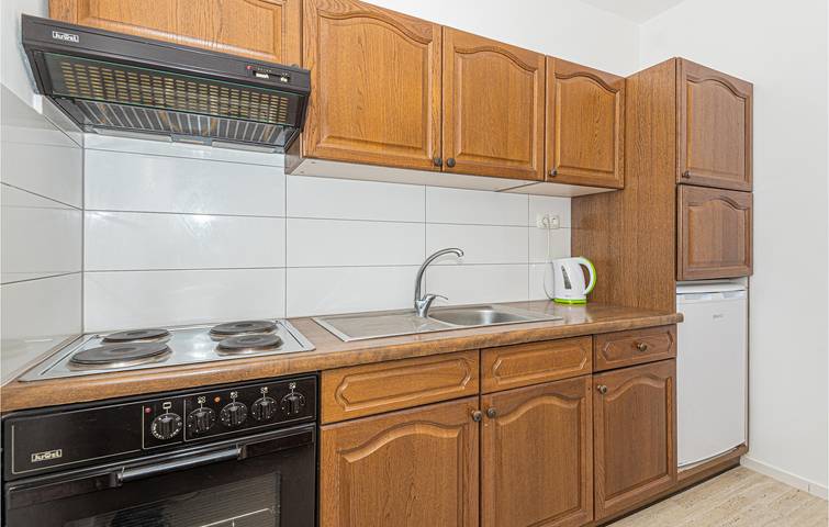 Ganze Ferienwohnung, Gemütliche Ferienwohnung, 2 km vom Strand entfernt, mit WLAN, Klimaanlage, Parkplatz und Terrasse in Srima, Šibenik-Knin