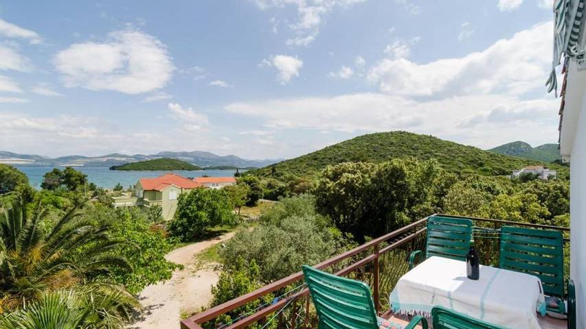 Gîte pour 5 personnes, avec balcon, animaux acceptés à Drače