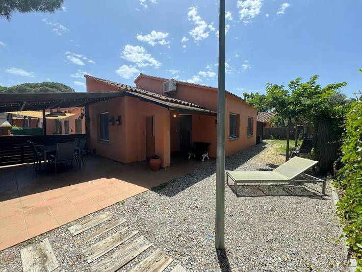 Bungalow para 8 personas, con Terraza además de Jardín y Piscina en Torroella de Montgrí