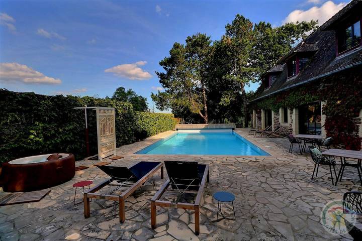 Maison de vacances pour 6 personnes, avec Jacuzzi et Terrasse ainsi que Jardin et Piscine à Bruz