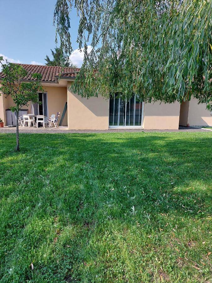Location de vacances pour 8 personnes, avec Terrasse ainsi que Jardin et Vue à Thiers