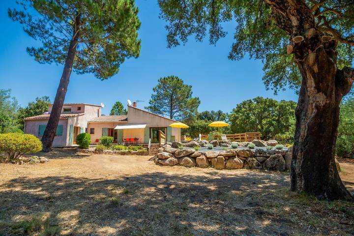 Gîte pour 6 personnes, avec Terrasse ainsi que Jardin et Piscine à San-Gavino-di-Carbini - 4