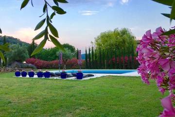 Location de vacances pour 12 personnes, avec jacuzzi ainsi que jardin et piscine à Cornillon