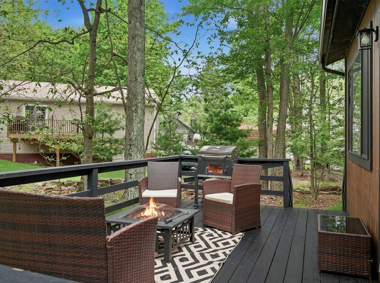 3Br Home w  Outdoor Fun  Lake Fire Pit Games Grill in Condado de Monroe (PA)