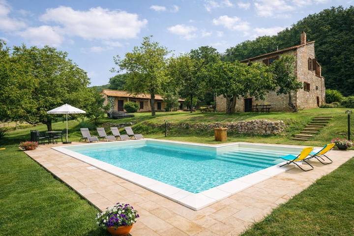 Location de vacances pour 8 personnes, avec piscine ainsi que jardin et vue à Lugnano in Teverina