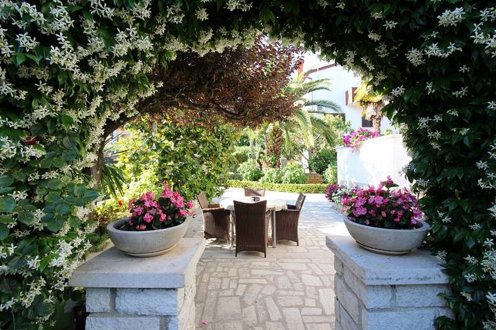 Ferienwohnung für 3 Personen, mit Terrasse und Garten in Poreč