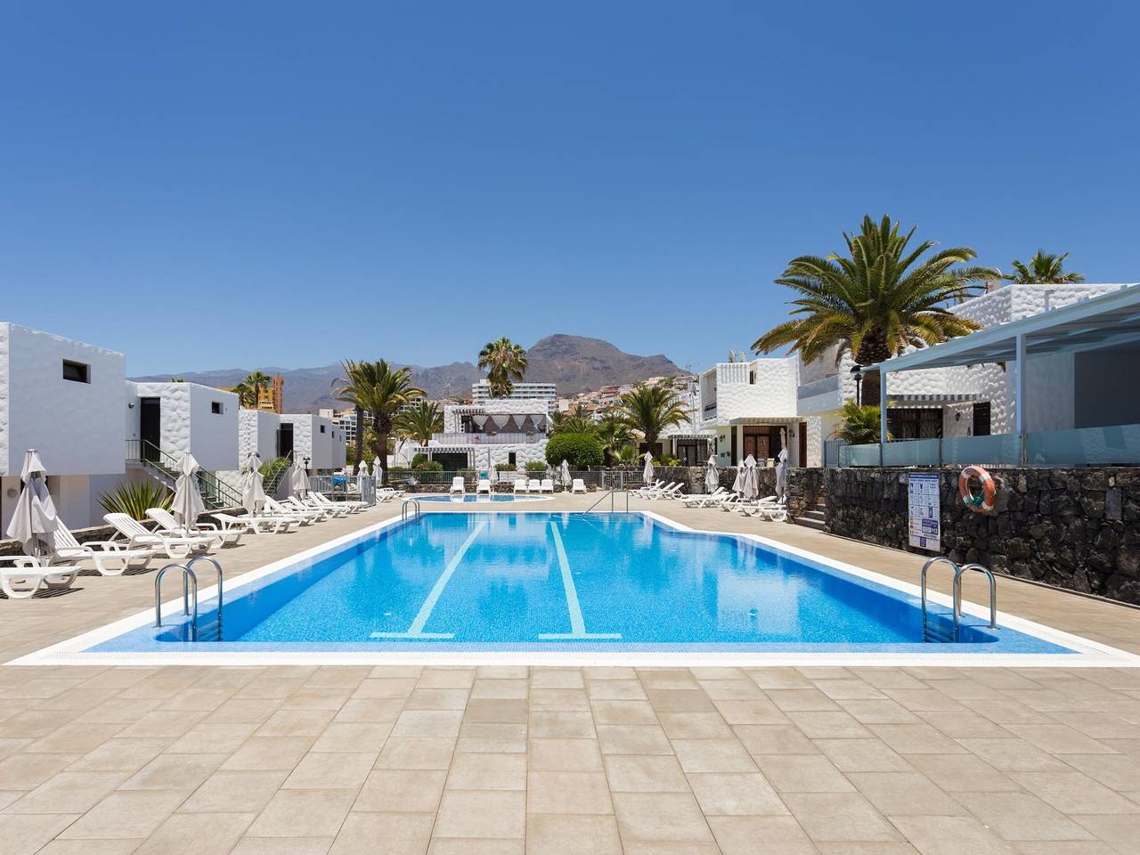 Apartamento vacacional entero, 241. Espacio tranquilo con terraza y barbacoa in Playa de Troya, Adeje