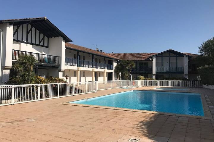 Gîte pour 4 personnes, avec piscine ainsi que jardin et balcon à Bassussarry - 4