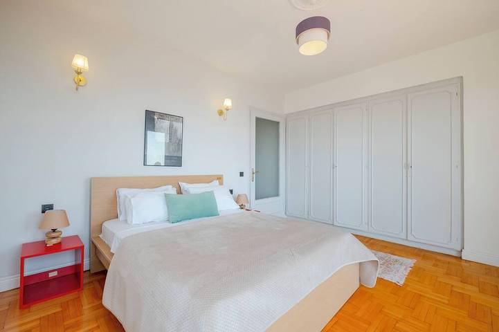 Ganze Wohnung, 5Br Bosphorus View with Balcony - Elevator - Central Location - 2 Bathrooms in Beyoğlu, Istanbul