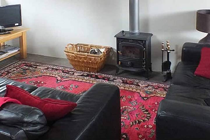 Grooms Cottage- Sleeps 4 in 2 bedrooms plus 2 to 4 dogs depending on size. in Cornwall