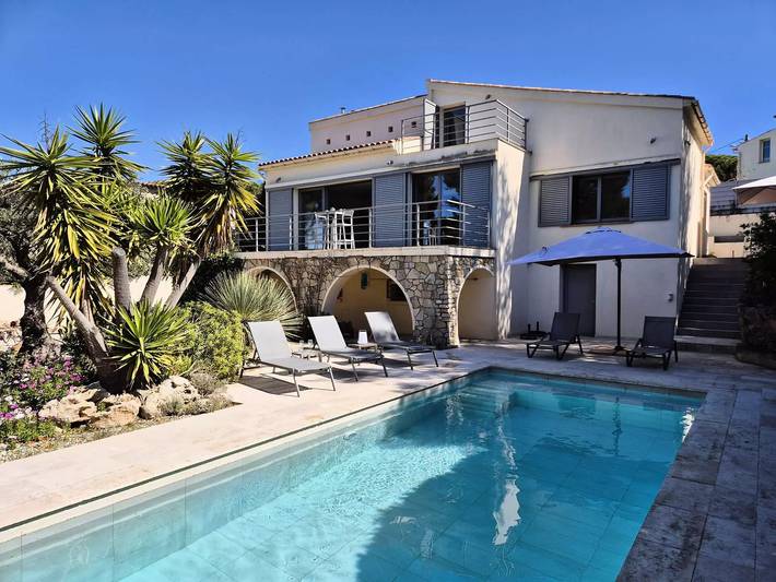 Villa pour 7 personnes, avec piscine ainsi que vue et balcon