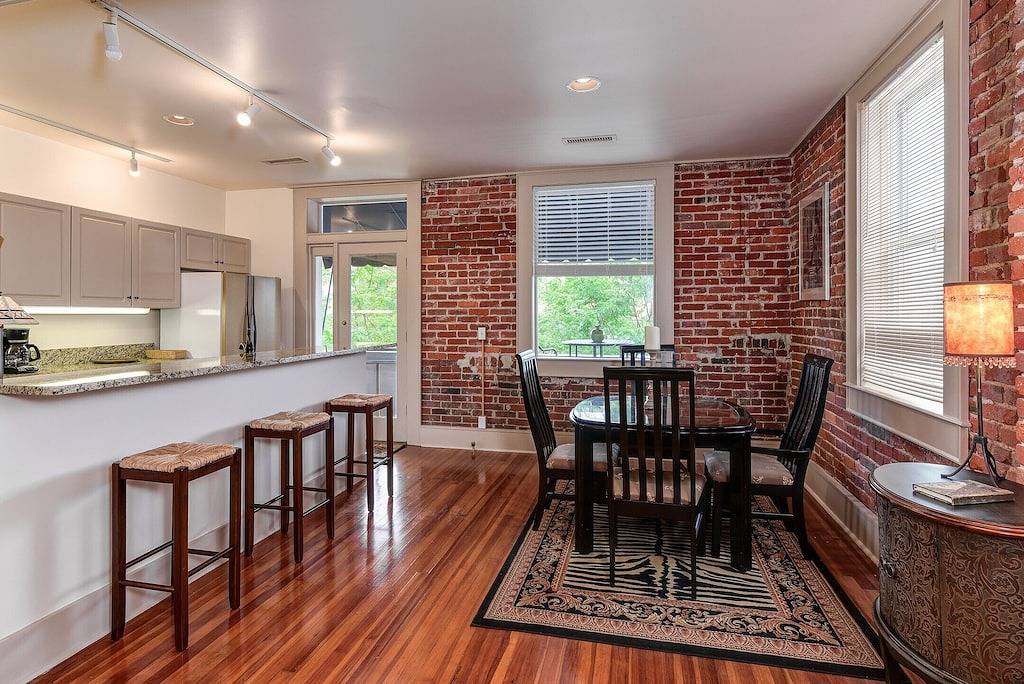 Loft for 2 Guests in Hendersonville, Blue Ridge Mountains