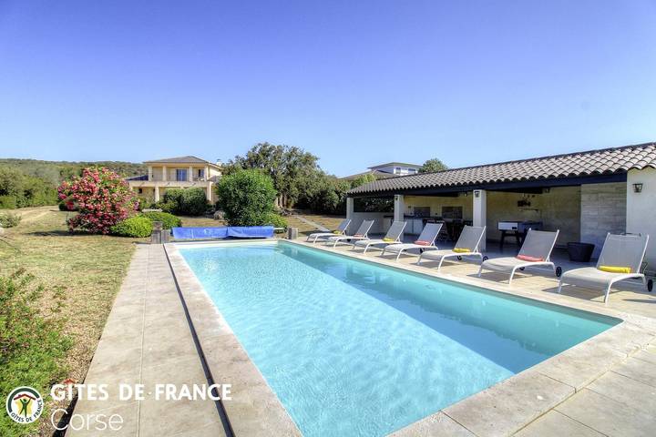 Gîte pour 9 personnes, avec Terrasse et Jardin ainsi que Piscine et Sauna à Pianottoli-Caldarello