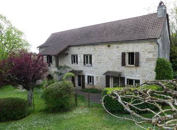 Gîte pour 10 personnes, avec jardin et piscine, animaux acceptés dans l' Aveyron