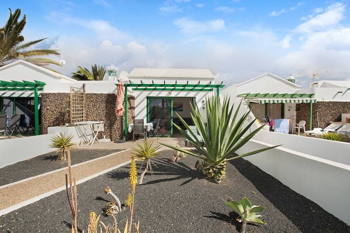 Ganze Wohnung, Ferienwohnung "Jardin del Sol 22" in Strandnähe mit eigenem Garten und Gemeinschaftspool in Playa Blanca, Yaiza