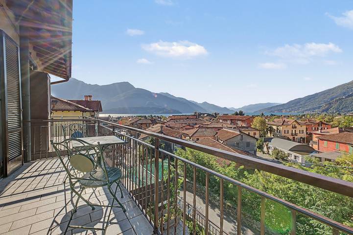 Entire apartment, Dennis House Apartment with Lake View, Private Terrace, and Wi-Fi in Gravedona, Gravedona ed Uniti