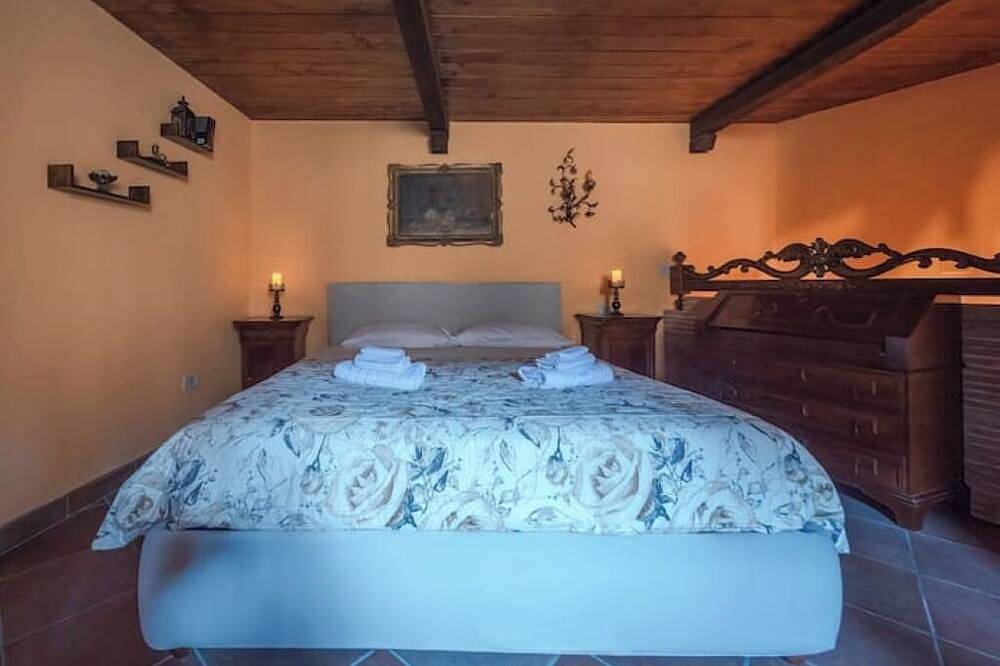 Entire apartment, \"Wine cave\" in Bracciano, Lake Bracciano