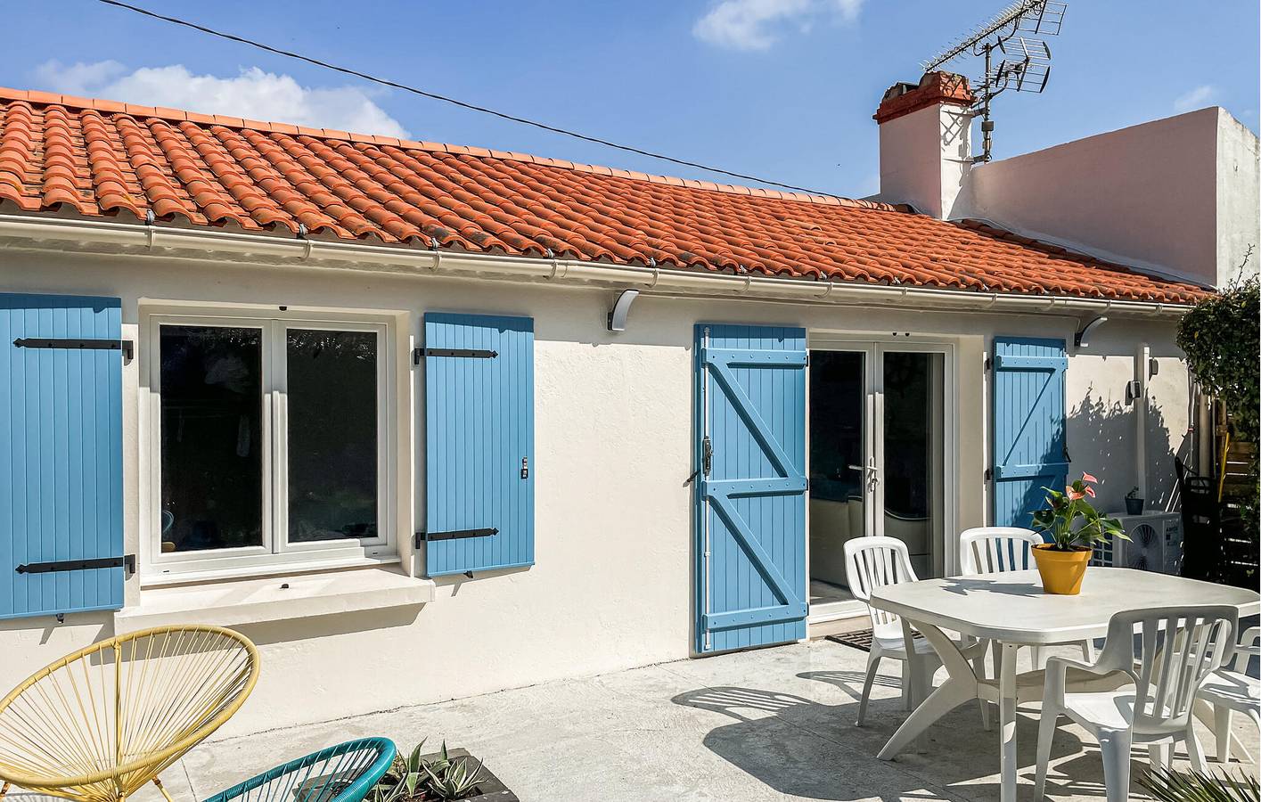 Cozy Apartment with AC, TV, Freezer & Parking near Plage du Pont d'Yeu in Notre-Dame-de-Monts, Vendée