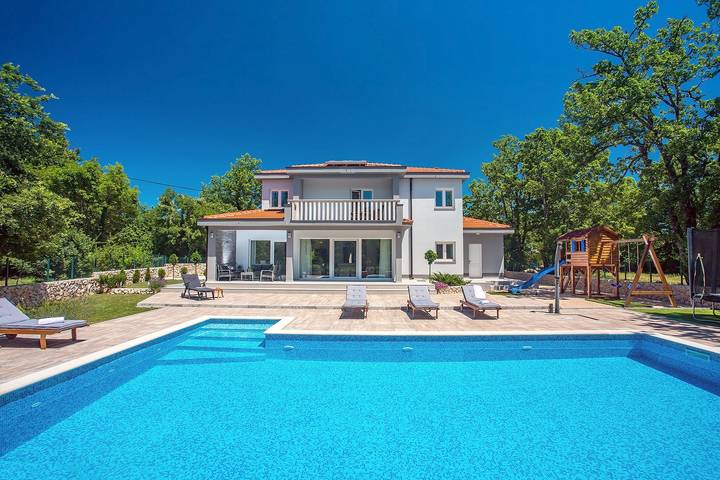 Villa for 10 people, with pool and balcony as well as garden in Croatia