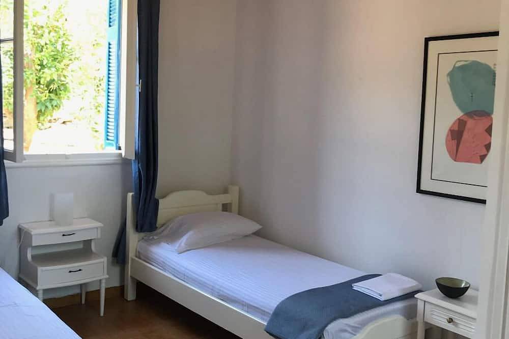 Hus nær Artimos stranden in Øyer i Attikaregionen