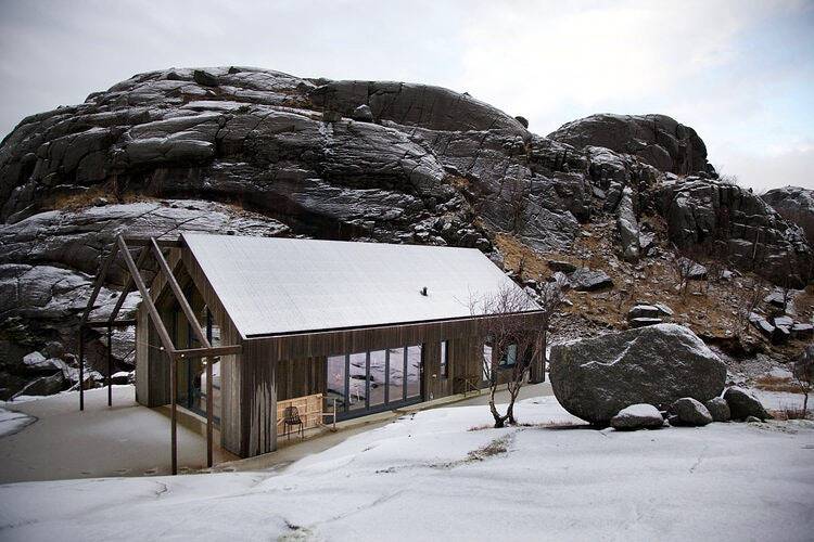Architektonisch gestaltete Hütte mit Blick auf den Kistefjellet in Sokndal