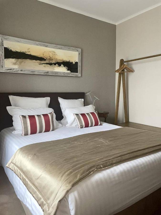 Hôtel pour 3 personnes, avec terrasse et vue dans Pointe du Grouin - 4