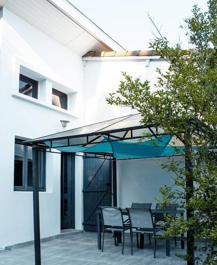 Gîte pour 4 personnes, avec vue ainsi que jardin et piscine à Lesperon - 4