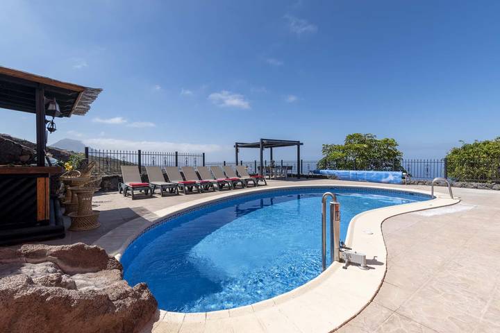Finca für 12 Personen, mit Terrasse und Garten in Adeje