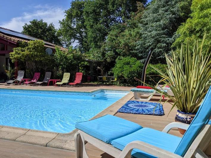 Cottage pour 2 personnes, avec piscine et terrasse ainsi que jardin et vue à Garrosse