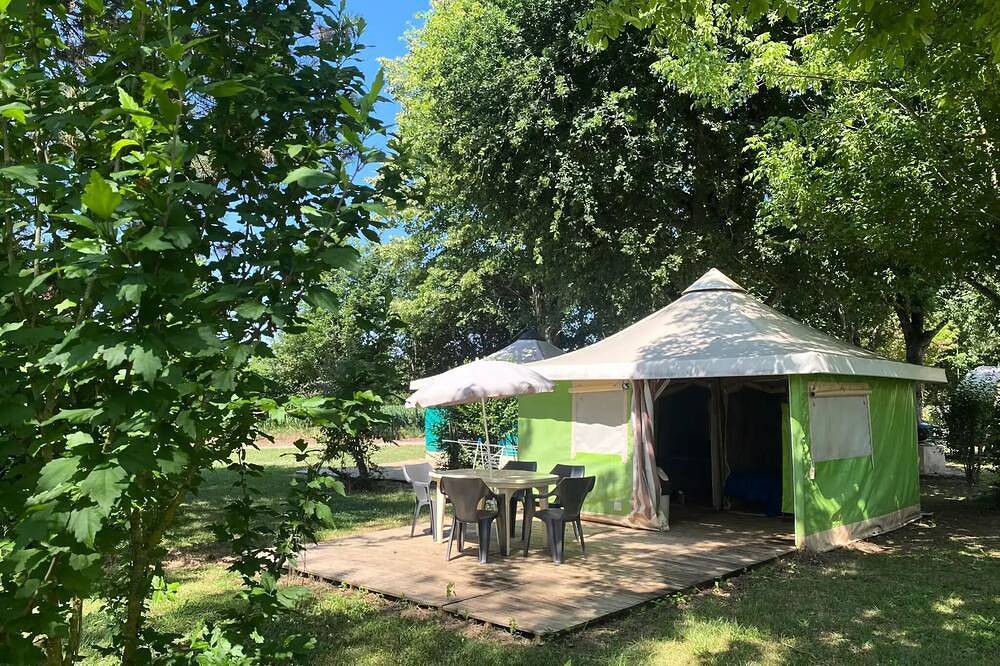 Bungalow toilé meublé 2/5 pers 5 personnes in Puybrun, Lot