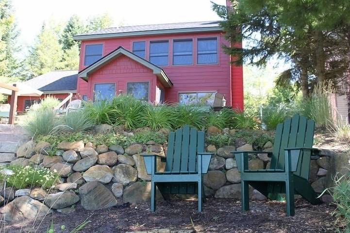 Vacation rental for 8 people, with yard in Torch Lake