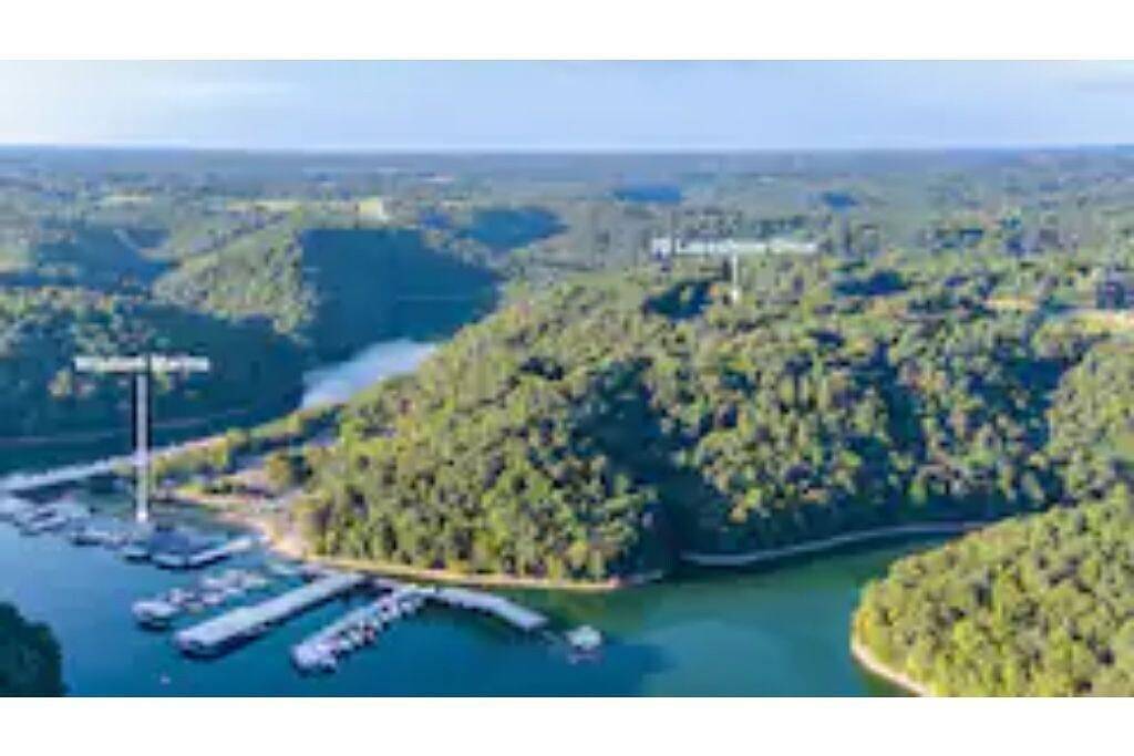 Spacious Retreat on Dale Hollow! Walking distance to Safe Harbor Wisdom Dock. in Dale Hollow Lake