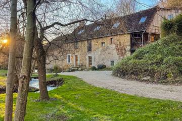 Location de vacances pour 8 personnes, avec jardin à Vareilles