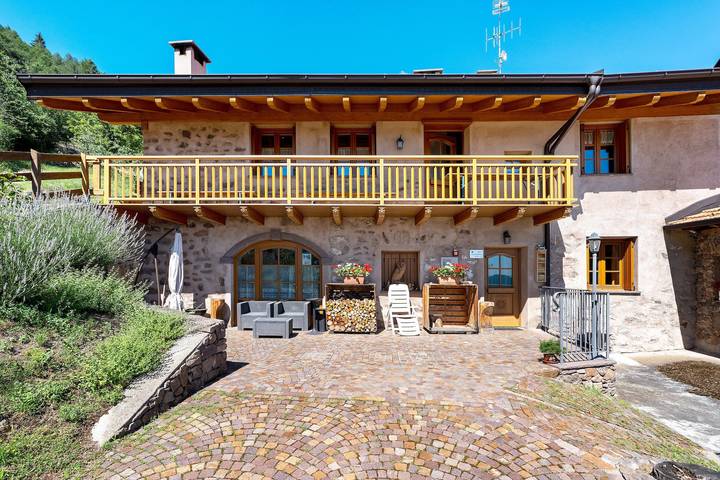 Entire apartment, Apartment 'Maso Bornie Mirtillo' with Mountain View, Shared Terrace and Wi-Fi in Valda, Altavalle