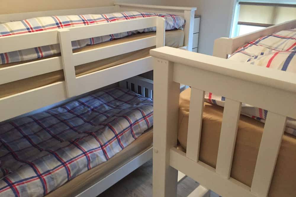 Cosy Woodland Set Three Bedroom Holiday Homes Close To Windsor Castle in Finchampstead, Berkshire
