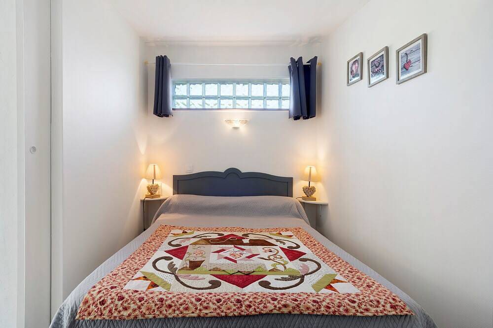 Chambre d’hôtes « Chambre du Jardin » avec terrasse privée, jardin et Wi-Fi in Saint-Aulaye, Périgord Vert