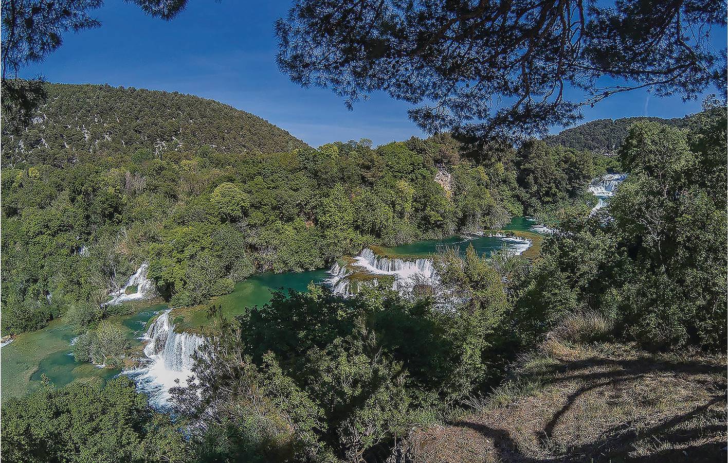Ganze Ferienwohnung, Apartment mit Meerblick, Terrasse, Parkplatz und WLAN – 600 m zum Strand in Pirovac, Šibenik-Knin