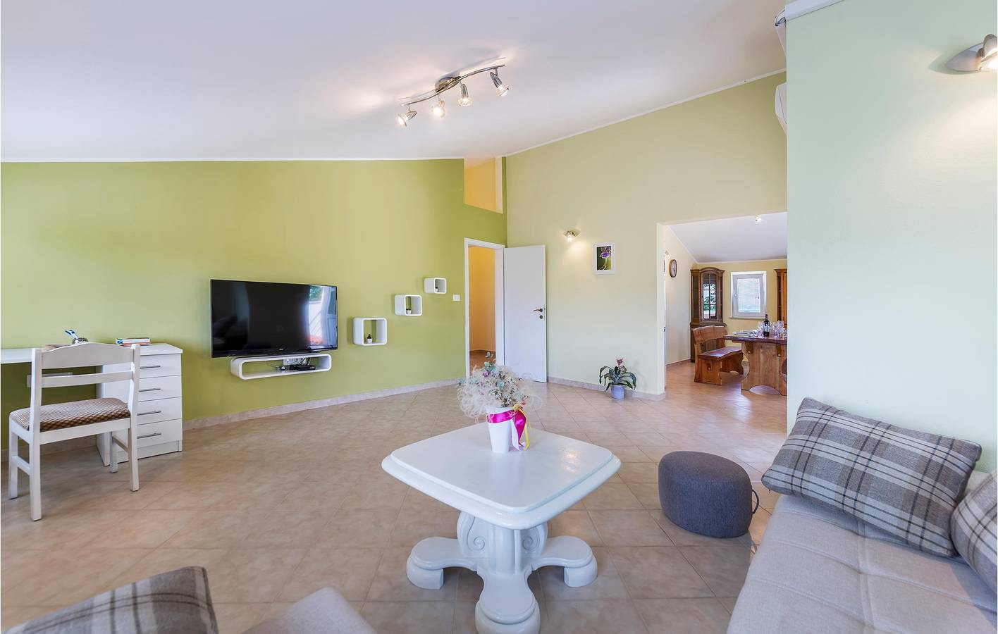 Ganze Ferienwohnung, Gemütliche 2-Zimmer-Wohnung mit Terrasse, in der Nähe des Stadtzentrums von Muntic in Muntic, Südküste Istrien