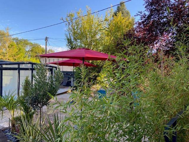 Appartement de vacances pour 3 personnes, avec Jacuzzi et Terrasse ainsi que Jardin et Piscine