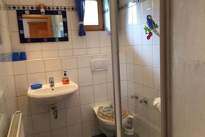 Ganze Wohnung, Ferienwohnung in ruh. zentr. Lage im Berchtesgadener Land m. freiem Bergblick in Weissbach an der Alpenstrasse, Schneizlreuth
