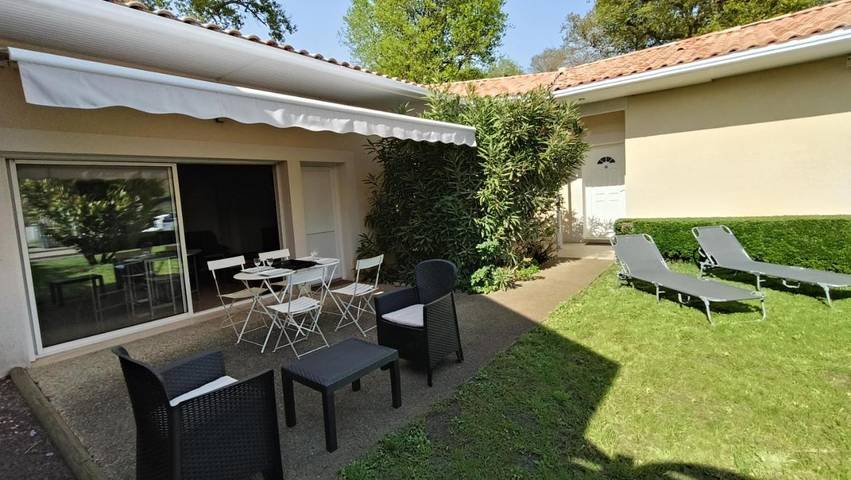 Location de vacances pour 4 personnes, avec Terrasse ainsi que Jardin et Vue dans Taussat