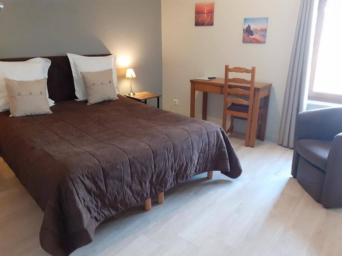 Comfort Triple Room with Shower in Arcis-sur-Aube, Aube