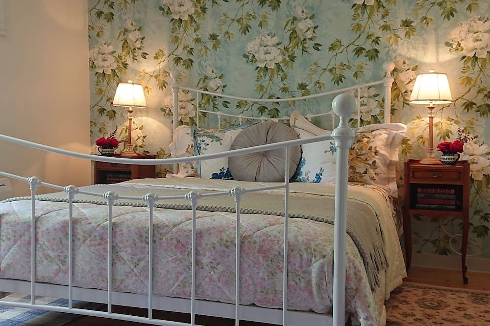 La Colline de Tilleul - Stunning cottage with pool near Aubeterre 4* Star Rated! in Saint-Romain, Charente