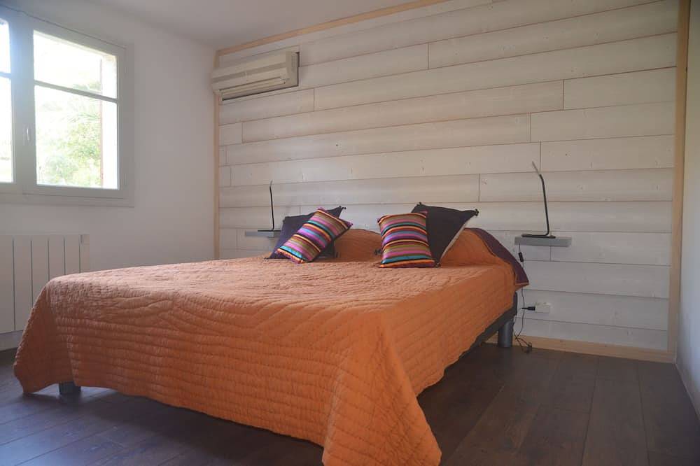 Seaside and very quiet, ground floor villa renovated 6 people 90 m2 in beautiful garden in Saint-Aygulf, Frejus