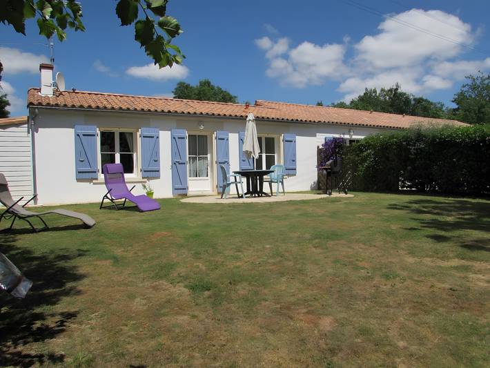 A Cozy Retreat: The Water Lily, a Perfect Refuge with Heated Pool in the Marais Poitevin in Nalliers, Fontenay-le-Comte